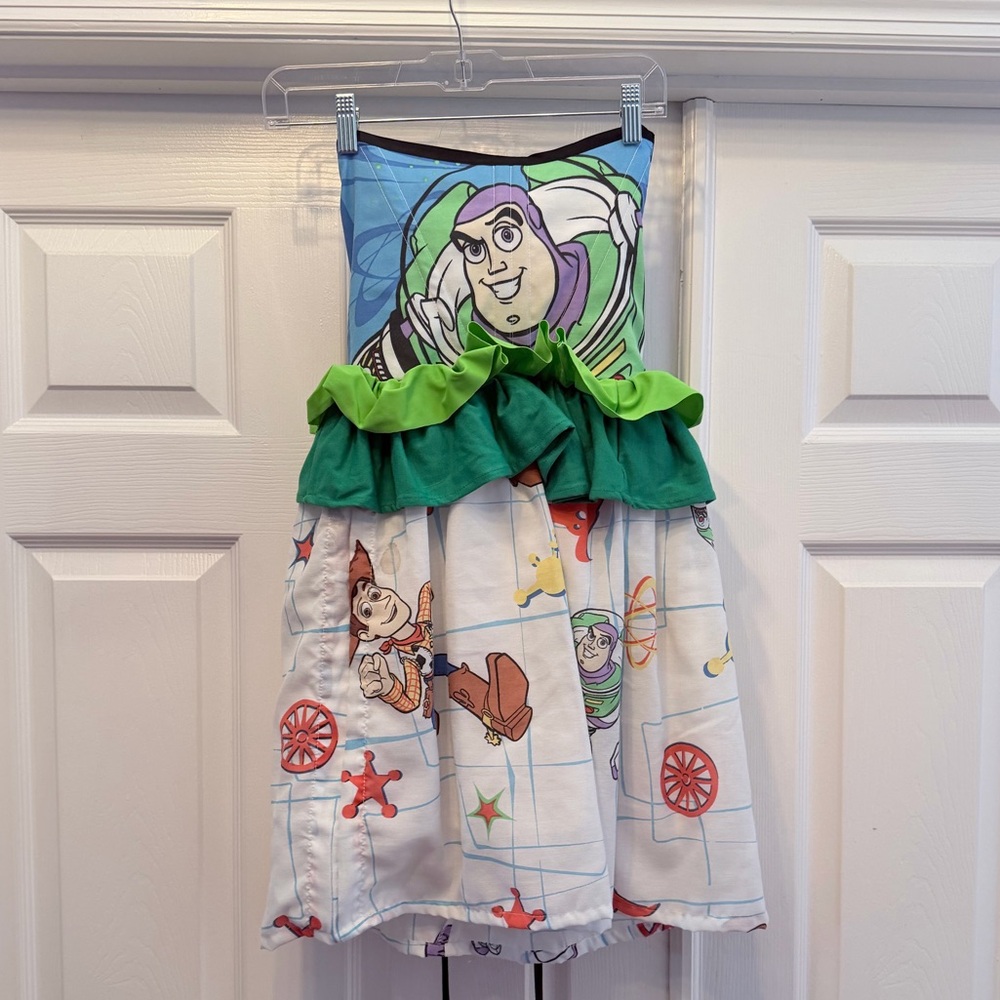 NEW YORK COUTURE DISNEY DRESS (LIKE NEW CONDITION)